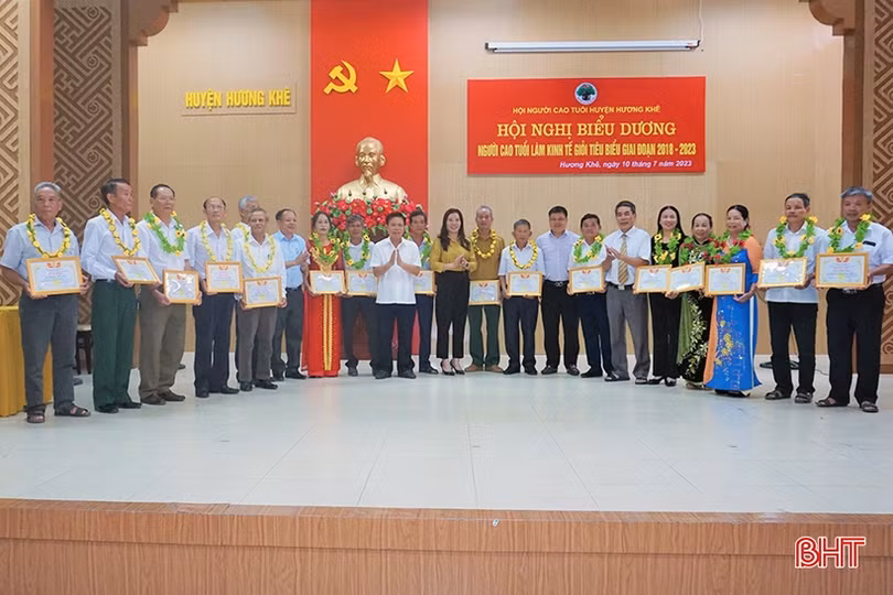 Hương Khê biểu dương 17 người cao tuổi làm kinh tế giỏi tiêu biểu