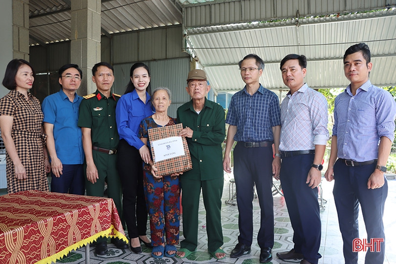 Tuổi trẻ Hà Tĩnh dâng hàng nghìn đóa hoa lên mộ liệt sỹ