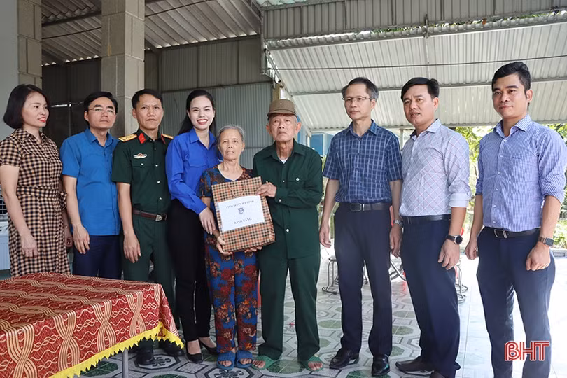 Tuổi trẻ Hà Tĩnh dâng hàng nghìn đóa hoa lên mộ liệt sỹ