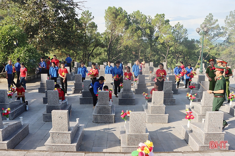 Tuổi trẻ Hà Tĩnh dâng hàng nghìn đóa hoa lên mộ liệt sỹ