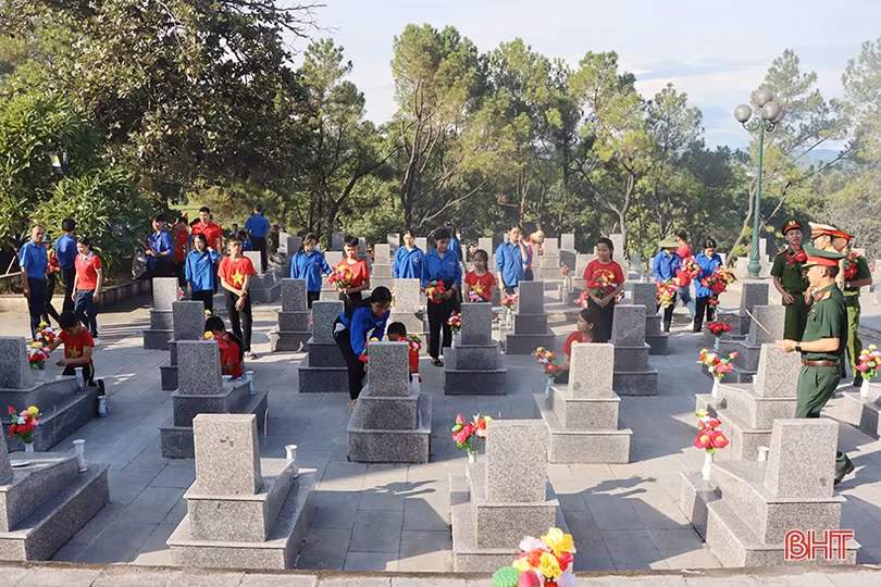 Tuổi trẻ Hà Tĩnh dâng hàng nghìn đóa hoa lên mộ liệt sỹ