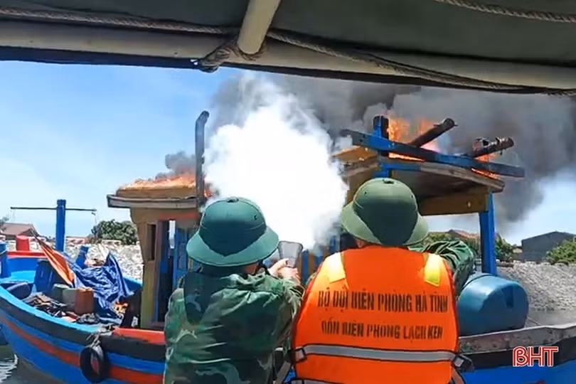 Kịp thời khống chế đám cháy, cứu tàu cá của ngư dân Nghi Xuân