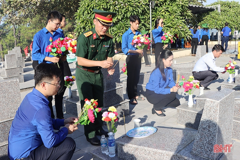 Tuổi trẻ Hà Tĩnh dâng hàng nghìn đóa hoa lên mộ liệt sỹ