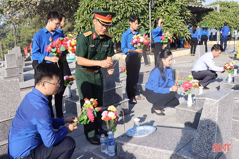 Tuổi trẻ Hà Tĩnh dâng hàng nghìn đóa hoa lên mộ liệt sỹ