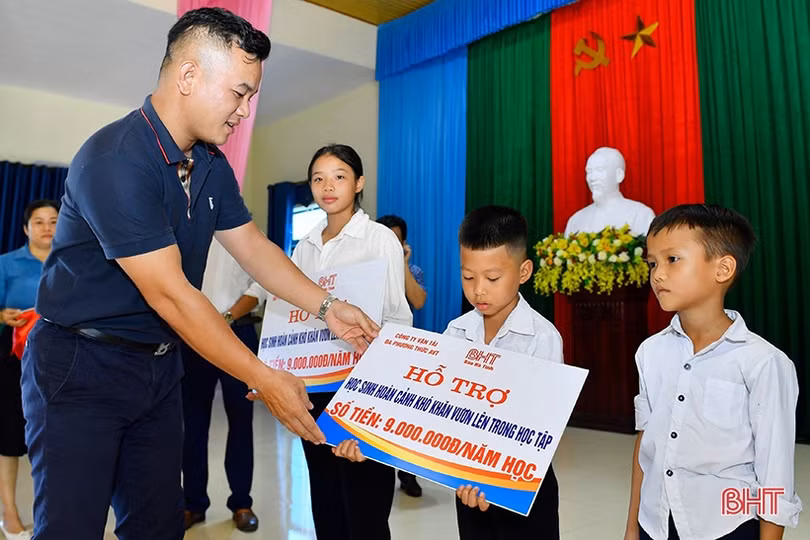 Công ty Vận tải AVT trao học bổng cho học sinh nghèo TX Kỳ Anh