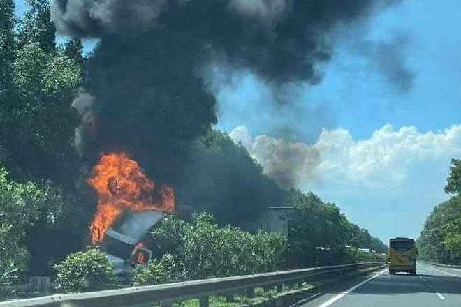Cao tốc Pháp Vân - Cầu Giẽ tê liệt vì xe đầu kéo bốc cháy