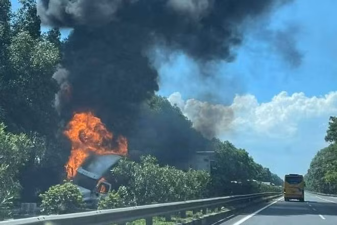 Cao tốc Pháp Vân - Cầu Giẽ tê liệt vì xe đầu kéo bốc cháy
