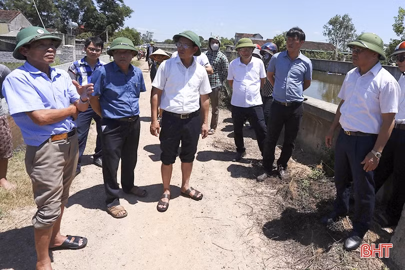 Cống tiêu kênh Ngàn Trươi gặp sự cố, nhiều nhà dân bị ngập nước, hỏng đồ đạc