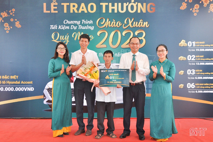 BIDV Hà Tĩnh trao ôtô Hyundai Accent cho khách hàng trúng thưởng