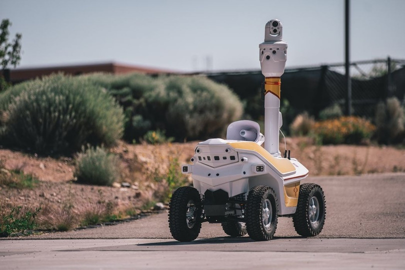 Trường học dùng robot thông minh thay cho bảo vệ