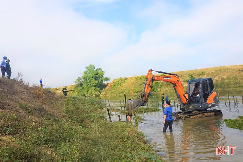 Dựng kè nắn dòng chảy sông Ngàn Sâu, chống sạt lở vườn hộ gia đình liệt sỹ