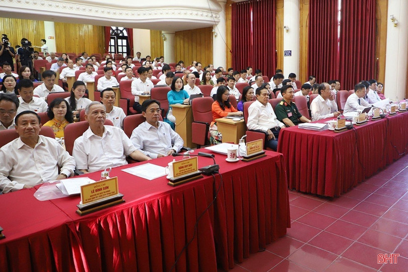 HĐND tỉnh thảo luận tại hội trường và tiến hành phiên chất vấn, trả lời chất vấn