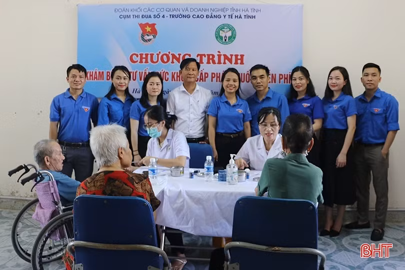 Tuổi trẻ Đoàn Khối CCQ&DN tỉnh khám, cấp phát thuốc miễn phí cho người có công