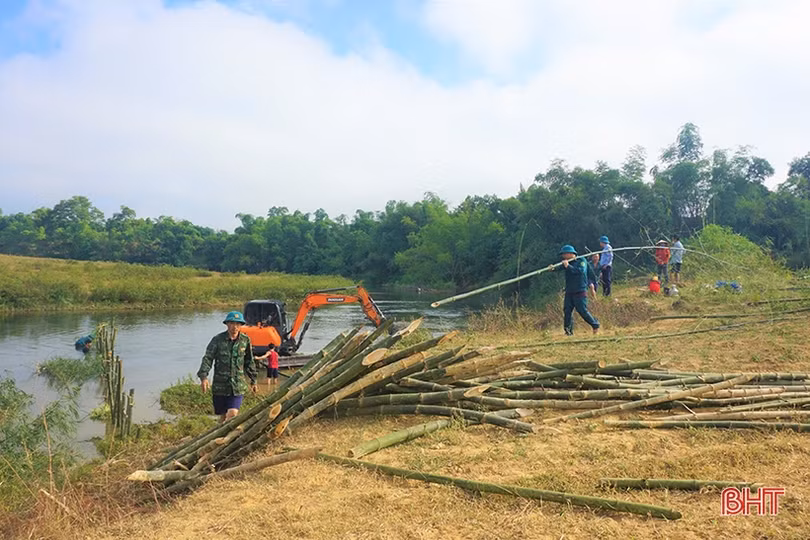 Dựng kè nắn dòng chảy sông Ngàn Sâu, chống sạt lở vườn hộ gia đình liệt sỹ