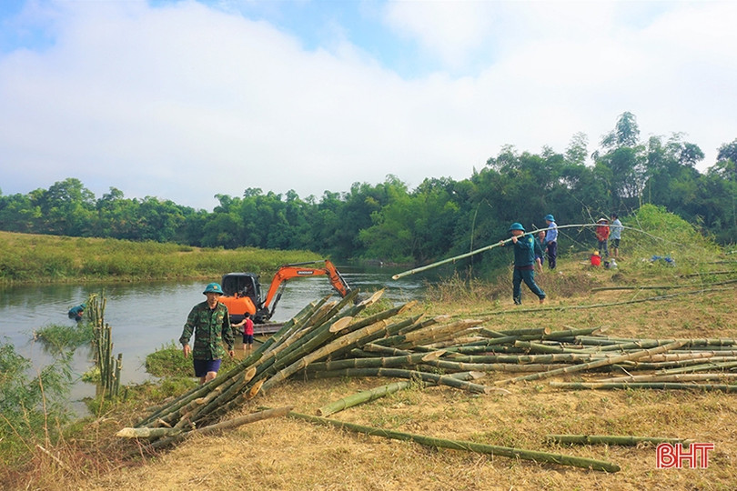 Dựng kè nắn dòng chảy sông Ngàn Sâu, chống sạt lở vườn hộ gia đình liệt sỹ