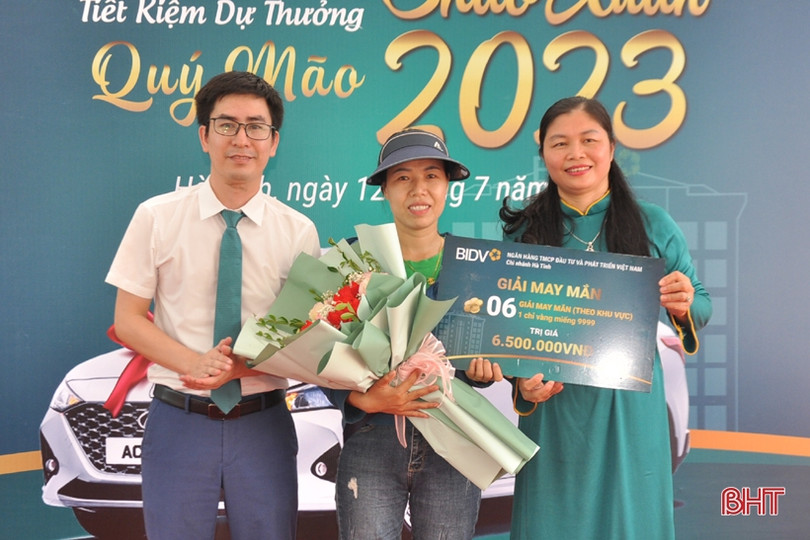 BIDV Hà Tĩnh trao ôtô Hyundai Accent cho khách hàng trúng thưởng