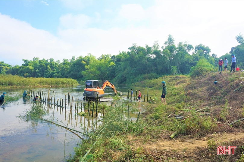 Dựng kè nắn dòng chảy sông Ngàn Sâu, chống sạt lở vườn hộ gia đình liệt sỹ