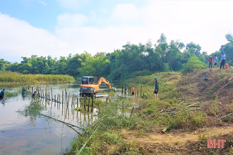 Dựng kè nắn dòng chảy sông Ngàn Sâu, chống sạt lở vườn hộ gia đình liệt sỹ
