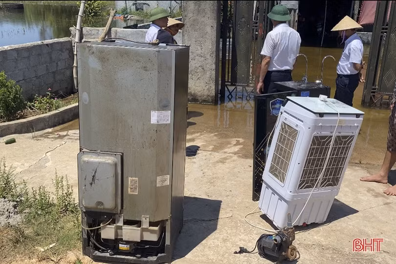 Cống tiêu kênh Ngàn Trươi gặp sự cố, nhiều nhà dân bị ngập nước, hỏng đồ đạc