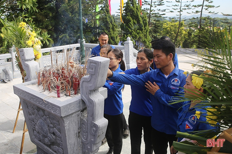 Hơn 100 đoàn viên thanh niên chỉnh trang khuôn viên Nghĩa trang Liệt sỹ Nầm