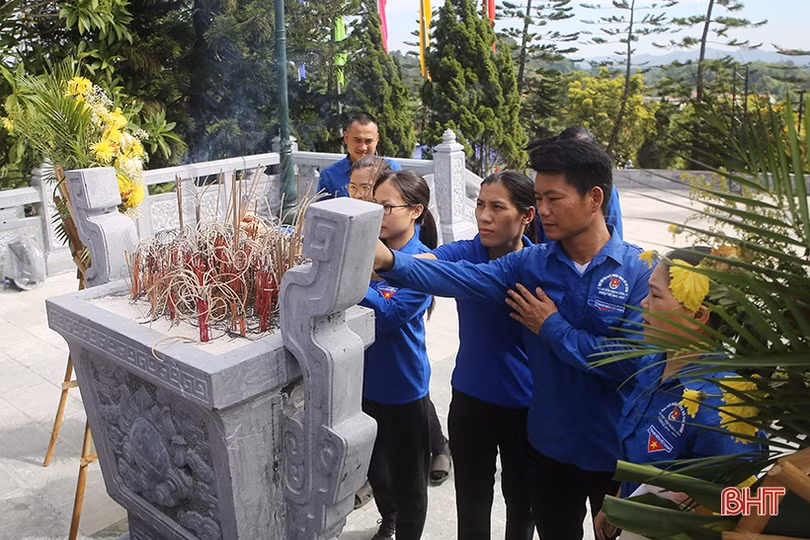 Hơn 100 đoàn viên thanh niên chỉnh trang khuôn viên Nghĩa trang Liệt sỹ Nầm