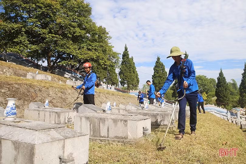 Hơn 100 đoàn viên thanh niên chỉnh trang khuôn viên Nghĩa trang Liệt sỹ Nầm