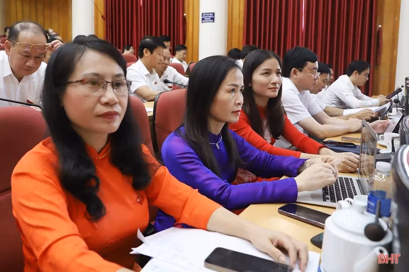 HĐND tỉnh thảo luận tại hội trường và tiến hành phiên chất vấn, trả lời chất vấn