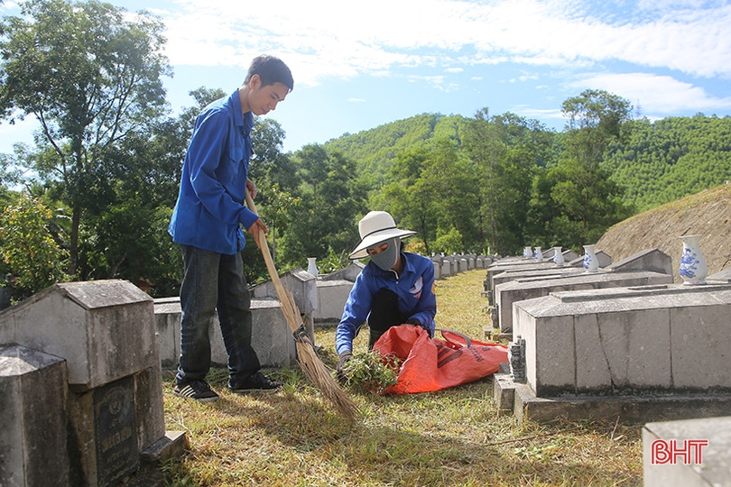 Hơn 100 đoàn viên thanh niên chỉnh trang khuôn viên Nghĩa trang Liệt sỹ Nầm