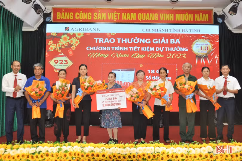 Agribank Chi nhánh tỉnh Hà Tĩnh trao ôtô 800 triệu đồng cho khách hàng trúng thưởng