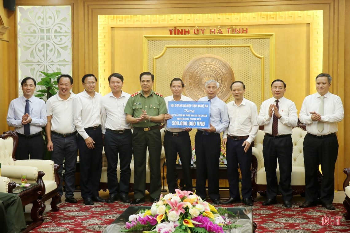 Thường trực Tỉnh ủy Hà Tĩnh tặng hoa chúc mừng Thiếu tướng Võ Trọng Hải