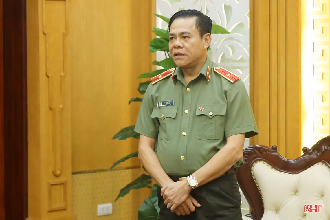 Thường trực Tỉnh ủy Hà Tĩnh tặng hoa chúc mừng Thiếu tướng Võ Trọng Hải