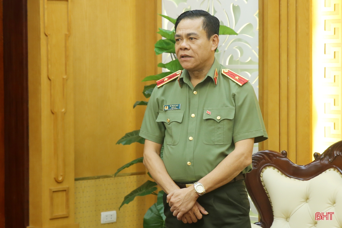 Thường trực Tỉnh ủy Hà Tĩnh tặng hoa chúc mừng Thiếu tướng Võ Trọng Hải