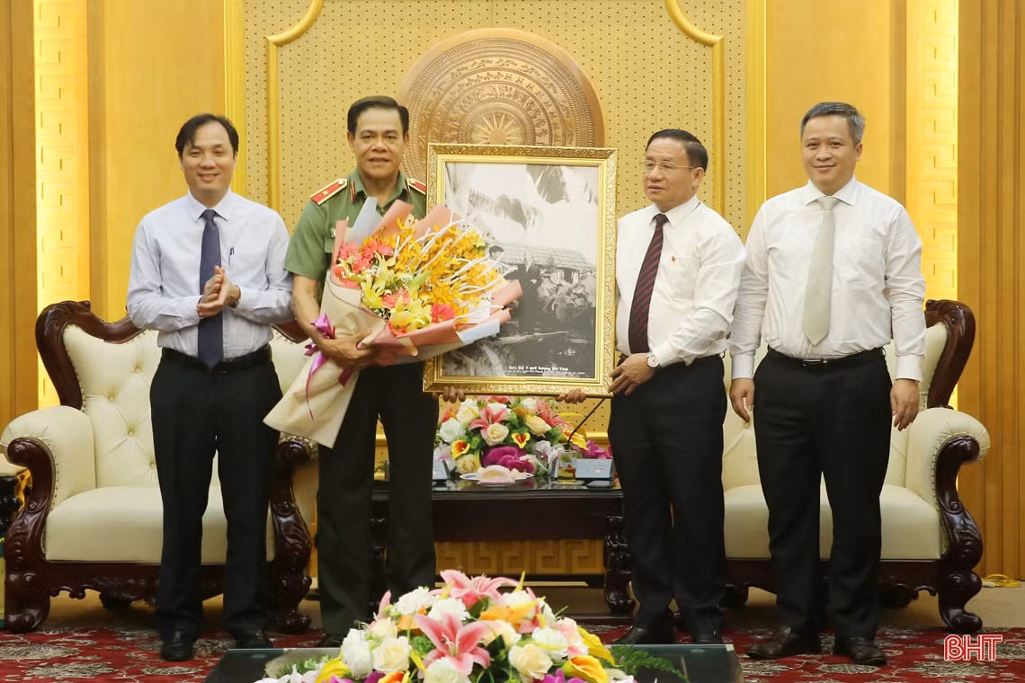 Thường trực Tỉnh ủy Hà Tĩnh tặng hoa chúc mừng Thiếu tướng Võ Trọng Hải