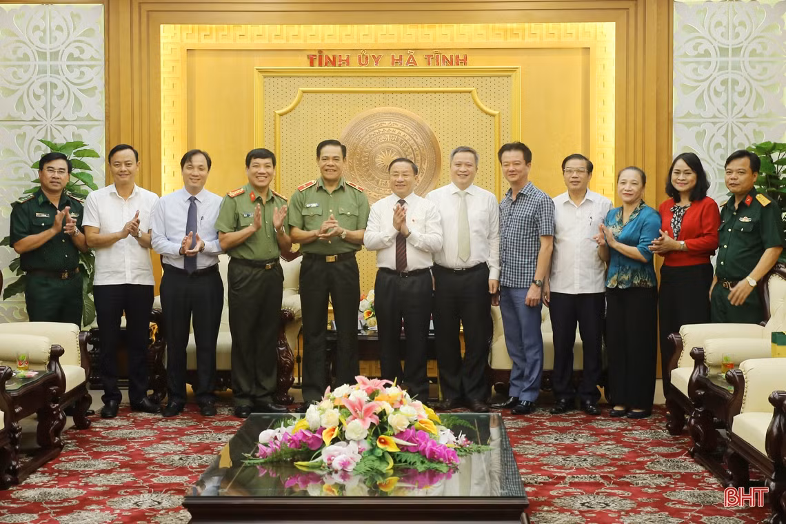 Thường trực Tỉnh ủy Hà Tĩnh tặng hoa chúc mừng Thiếu tướng Võ Trọng Hải