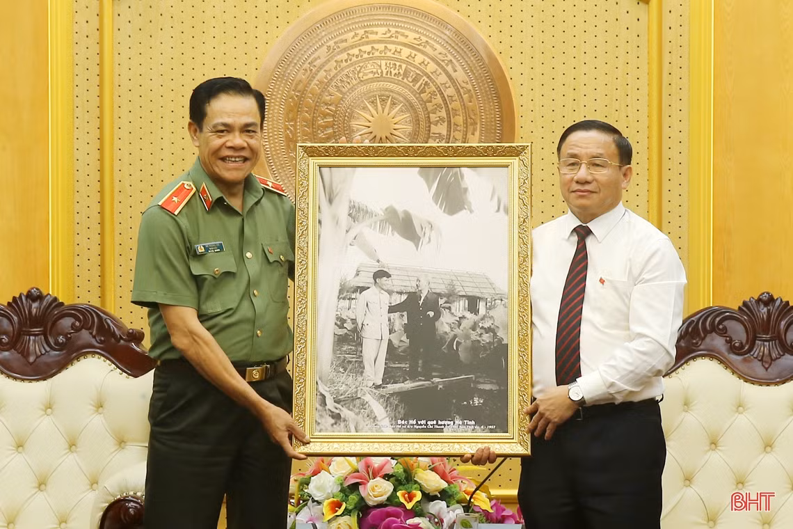 Thường trực Tỉnh ủy Hà Tĩnh tặng hoa chúc mừng Thiếu tướng Võ Trọng Hải