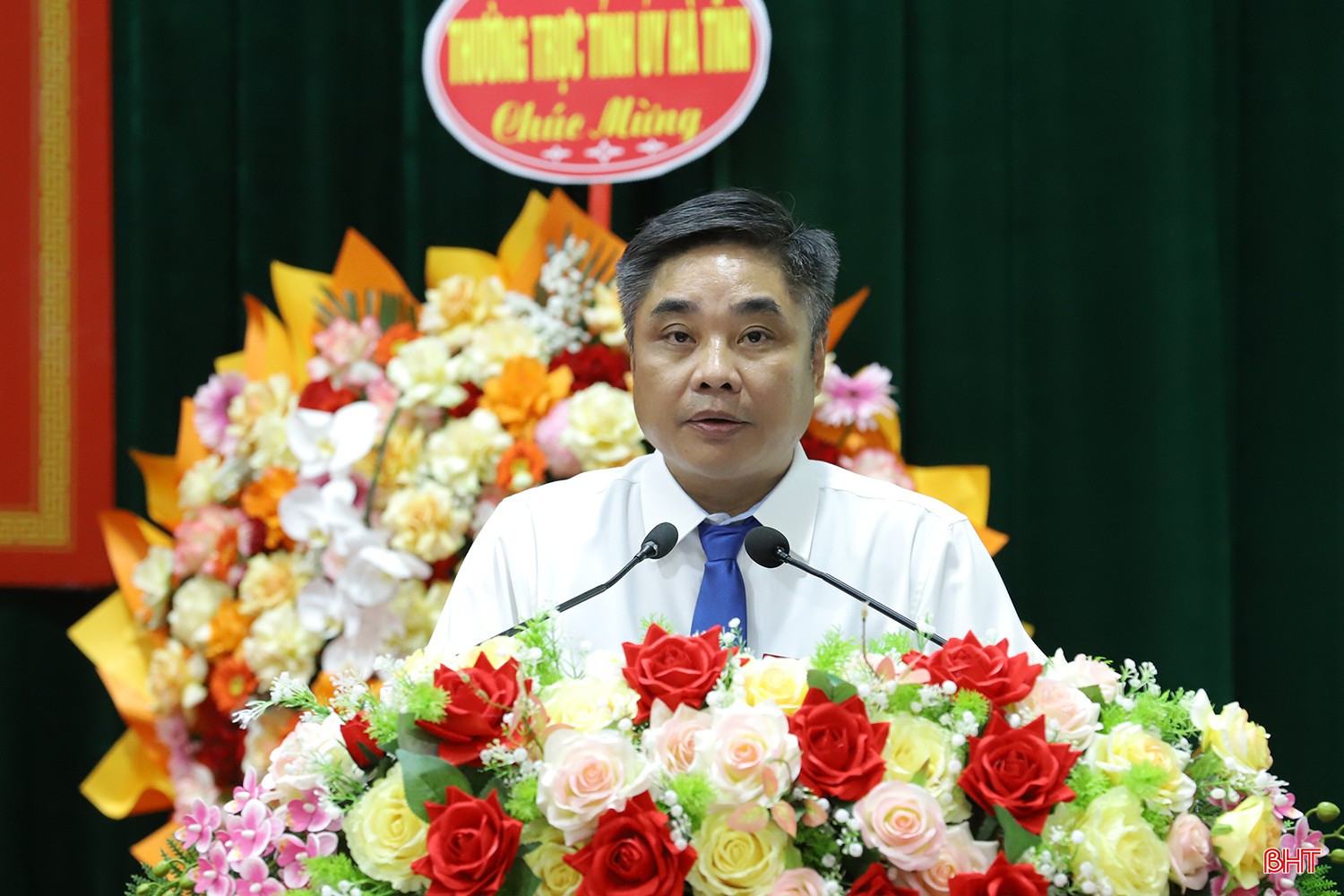 Đồng chí Hoàng Thanh Tùng - Phó Bí thư Đảng ủy, Phó Giám đốc Sở Xây dựng góp ý các dự thảo văn kiện Đại hội Đảng bộ cấp trên. bqbht_br_dai-hoi-dang-bo-so-xay-dung-01a.jpg