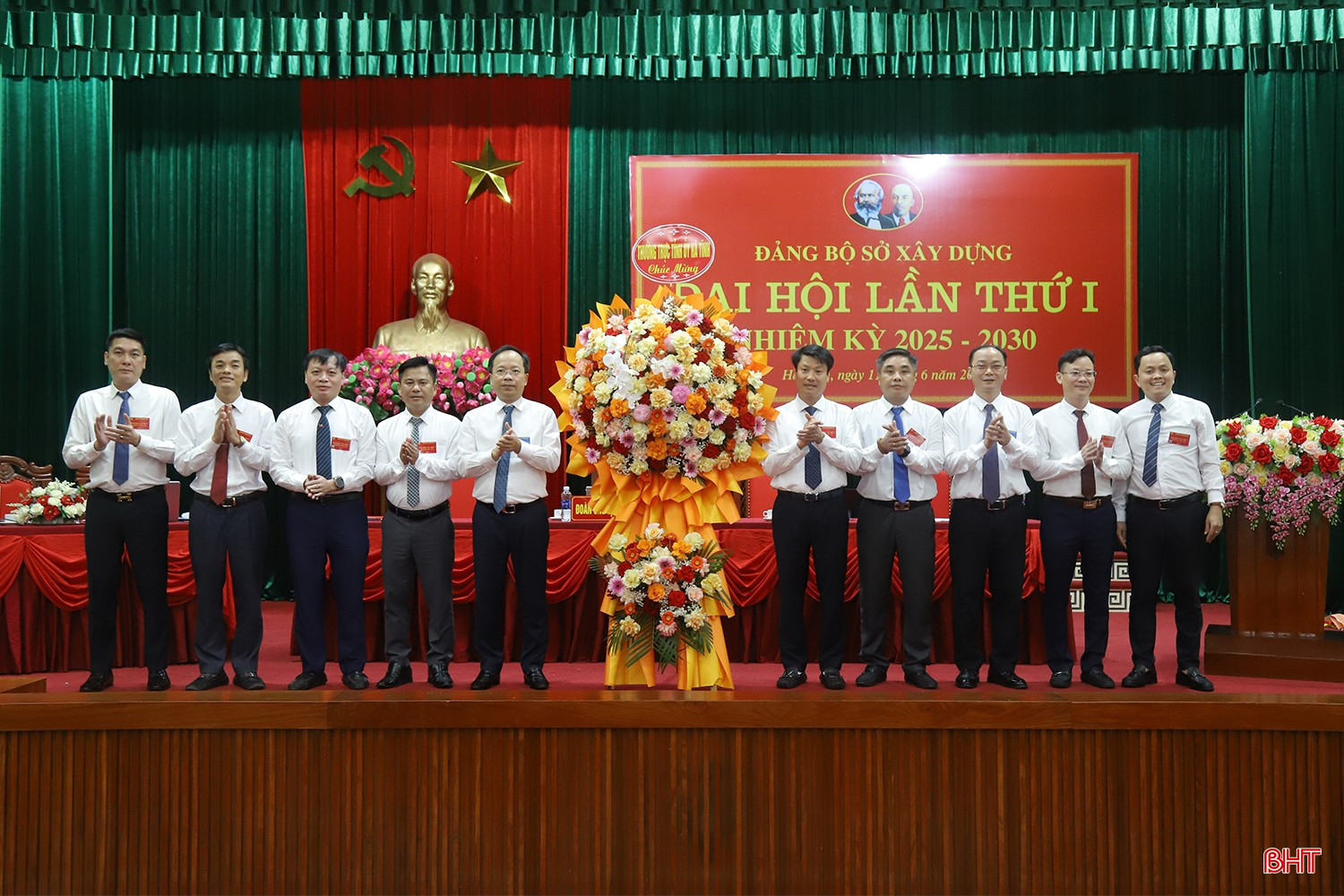 Bí thư Tỉnh ủy Nguyễn Duy Lâm và các đồng chí lãnh đạo tỉnh tặng hoa chúc mừng đại hội. bqbht_br_dai-hoi-dang-bo-so-xay-dung-5.jpg
