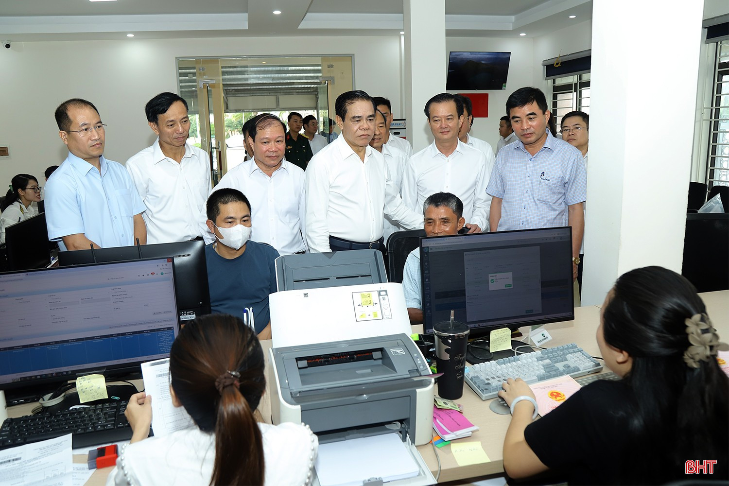 Chủ tịch UBND tỉnh Võ Trọng Hải, Phó Chủ tịch UBND tỉnh Trần Báu Hà cùng đoàn công tác kiểm tra thực tế tại Trung tâm Phục vụ hành chính công phường Sông Trí mới. bqbht_br_chu-tich-tinh-kiem-tra-van-hanh-chinh-quyen-2-cap-3a.jpg