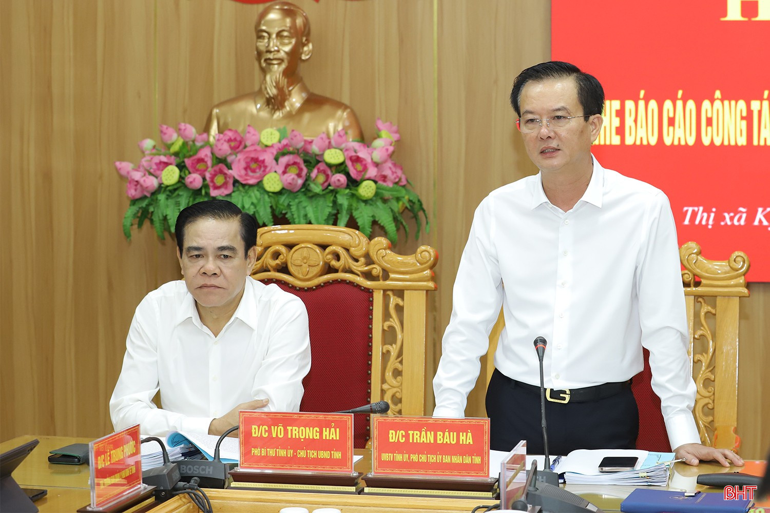 Phó Chủ tịch UBND tỉnh Trần Báu Hà đề nghị trung tâm phục vụ hành chính công các xã, phường mới tăng cường tập huấn, đào tạo cán bộ, ứng dụng công nghệ số, phục vụ nhanh chóng, hiệu quả và thân thiện với người dân. bqbht_br_chu-tich-tinh-kiem-tra-van-hanh-chinh-quyen-2-cap-4b.jpg