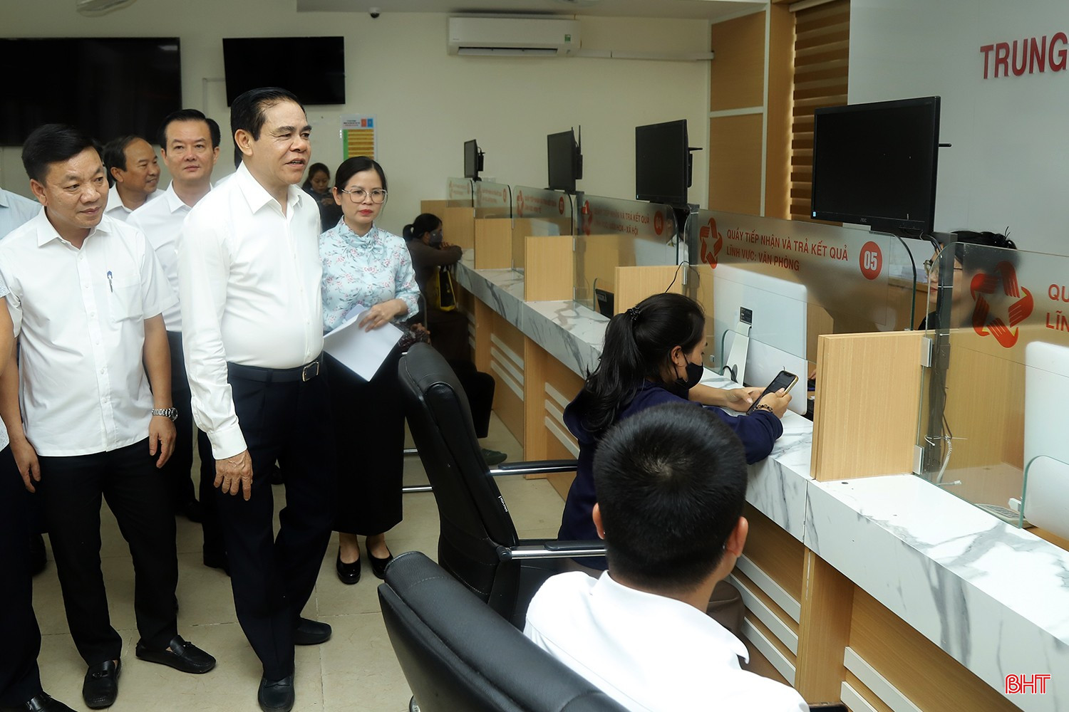 Chủ tịch UBND tỉnh Võ Trọng Hải, Phó Chủ tịch UBND tỉnh Trần Báu Hà cùng đoàn công tác kiểm tra thực tế tại Trung tâm Phục vụ hành chính công xã Kỳ Anh. bqbht_br_chu-tich-tinh-kiem-tra-van-hanh-chinh-quyen-2-cap-5.jpg