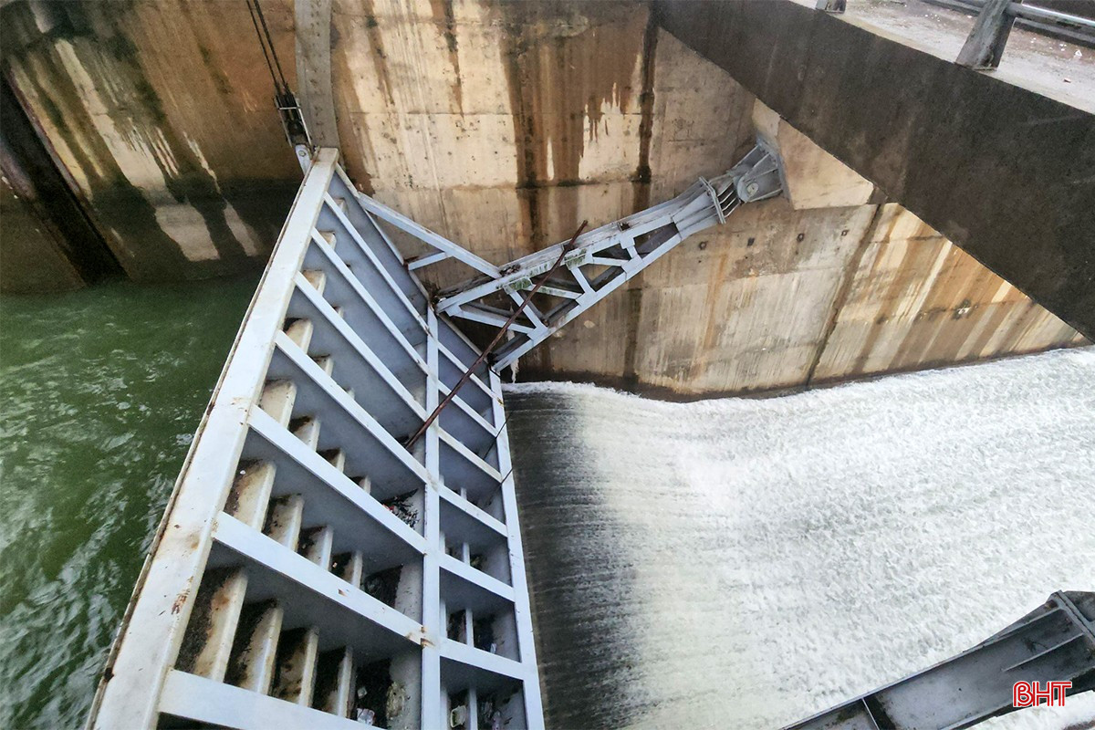 Thêm một số hồ chứa trên địa bàn Hà Tĩnh đã được vận hành điều tiết nước qua tràn. bqbht_br_xa-tran-01.jpg