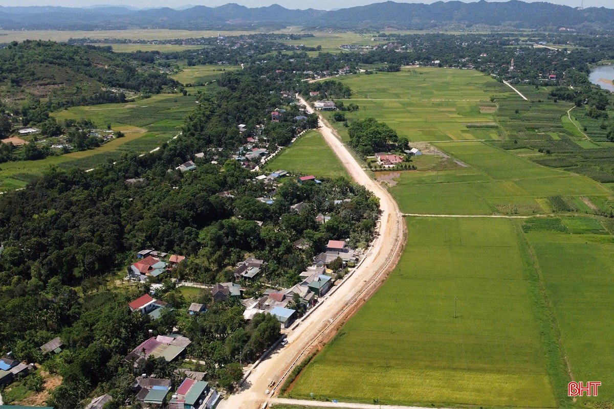 Dự án nâng cấp, mở rộng quốc lộ 8C qua huyện Hương Sơn có chiều dài 16,7 km. bqbht_br_thi-cong-quoc-lo-8c-11a.jpg