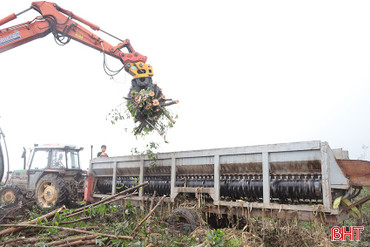 Nam tài xế ở Hà Tĩnh chế tạo máy bóc vỏ keo tràm