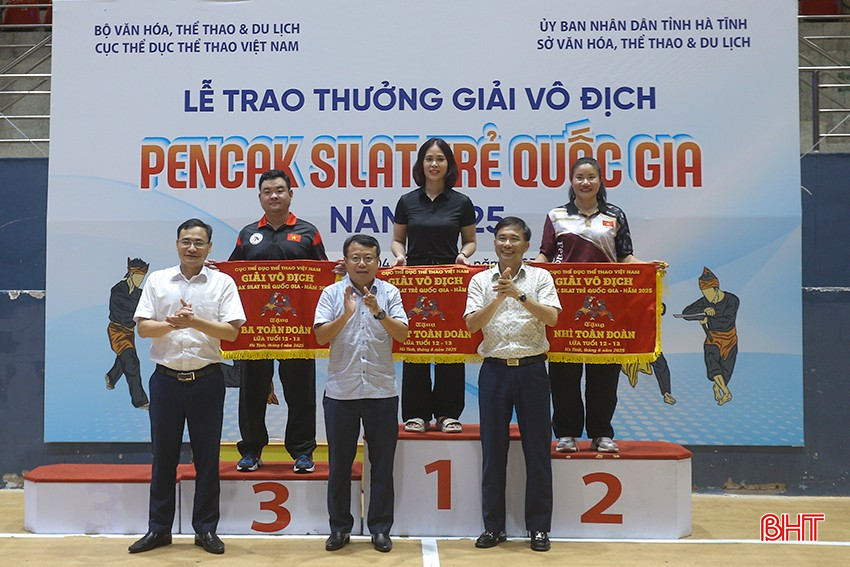 Phó Chủ tịch UBND tỉnh Dương Tất Thắng cùng đại biểu trao cờ nhất, nhì ba toàn đoàn ở nhóm tuổi 12-13... bqbht_br_a6.jpg