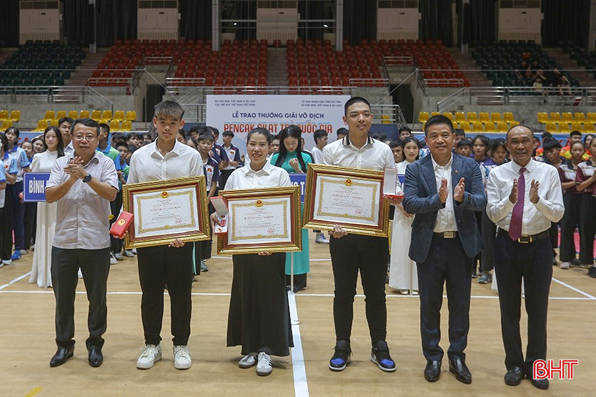 Tại lễ khai mạc, thừa ủy quyền của Chủ tịch nước, Phó Chủ tịch UBND tỉnh Dương Tất Thắng cùng đại diện Ban tổ chức đã trao huân chương lao động hạng nhất, nhì, ba cho các vận động viên, huấn luyện viên có thành tích xuất sắc tại Giải vô địch Pencak Silat thế giới năm 2024 tổ chức tại UAE. bqbht_br_a4.jpg
