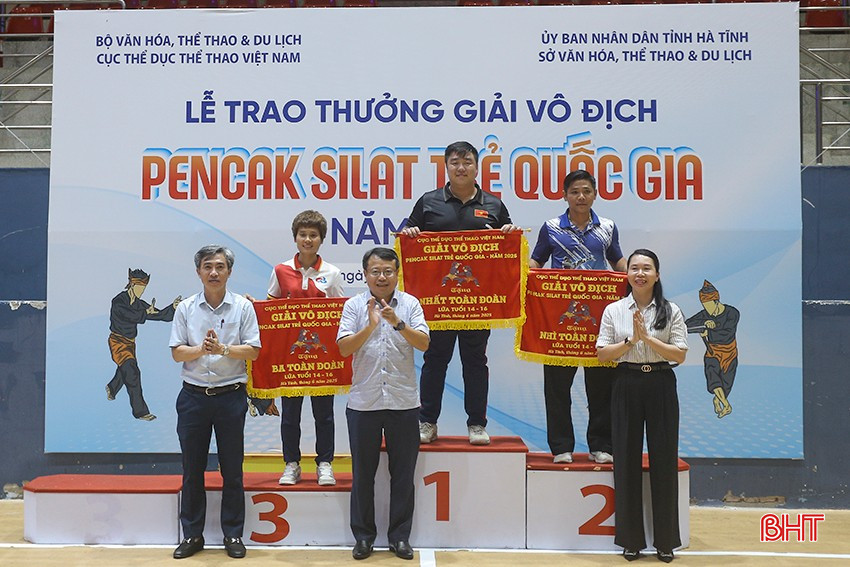 Trao trao cờ nhất, nhì, ba toàn đoàn ở nhóm tuổi 14-16. bqbht_br_a7.jpg
