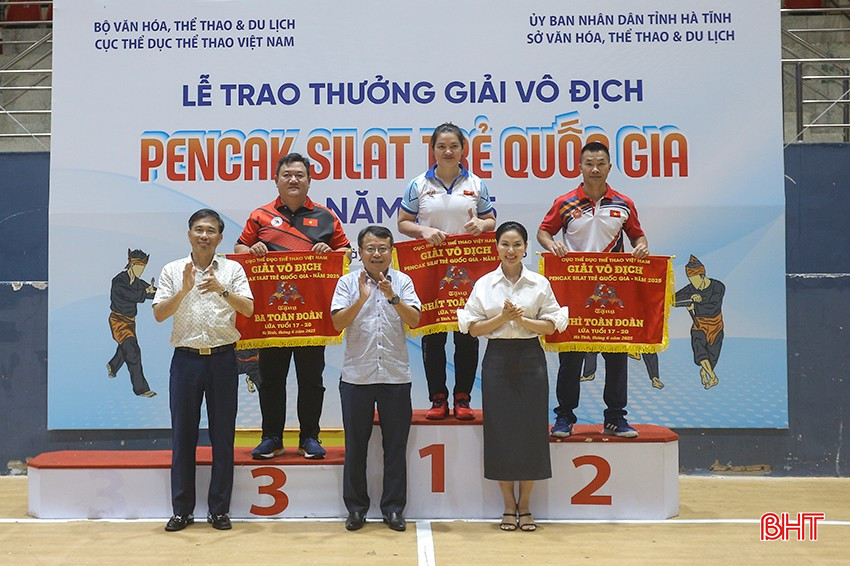 Đại biểu trao cờ nhất, nhì, ba toàn đoàn cho các đoàn đạt giải ở lứa tuổi 17-20. bqbht_br_a8.jpg