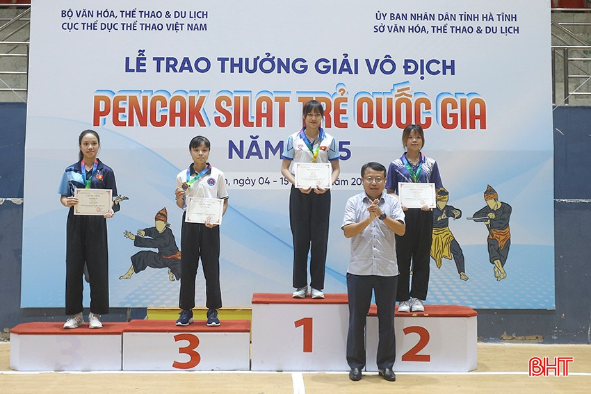 Phó Chủ tịch UBND tỉnh Dương Tất Thắng trao huy chương cho các VĐV đạt giải ở nội dung 55 kg nữ nhóm tuổi 14-16. bqbht_br_a2.jpg