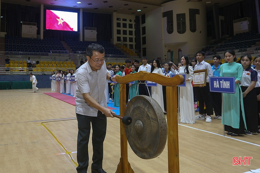Phó Chủ tịch UBND tỉnh Dương Tất Thắng thực hiện nghi thức đánh chiêng khai mạc giải đấu. bqbht_br_a3.jpg