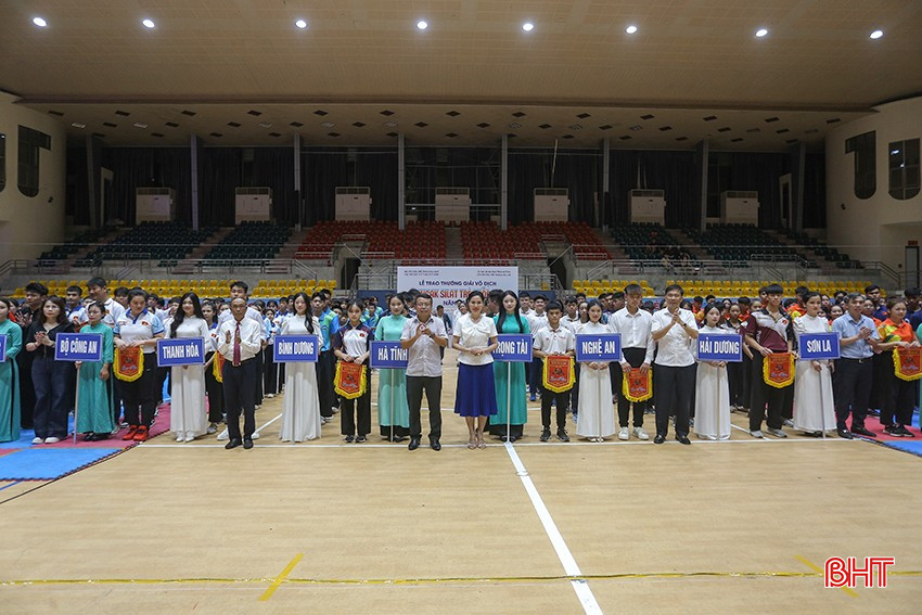 Phó Chủ tịch UBND tỉnh Dương Tất Thắng cùng đại biểu trao cờ lưu niệm cho các đoàn dự giải. bqbht_br_a2.jpg